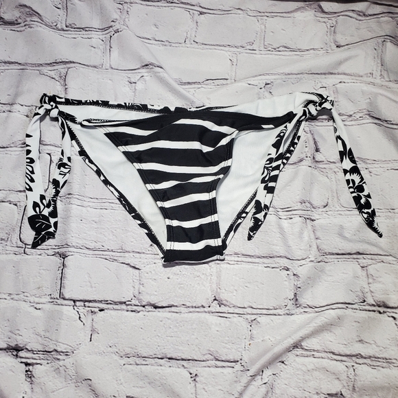 Striped Bikini Bottoms - Picture 2 of 7